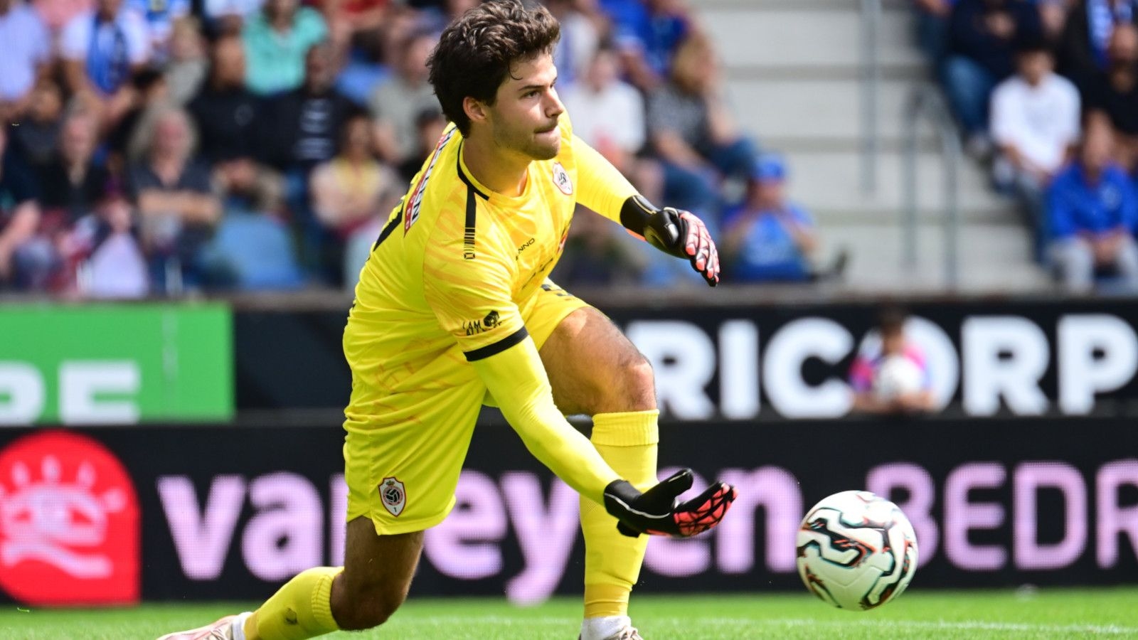 man-united-beat-transfer-deadline-to-sign-goalkeeper-senne-lammens