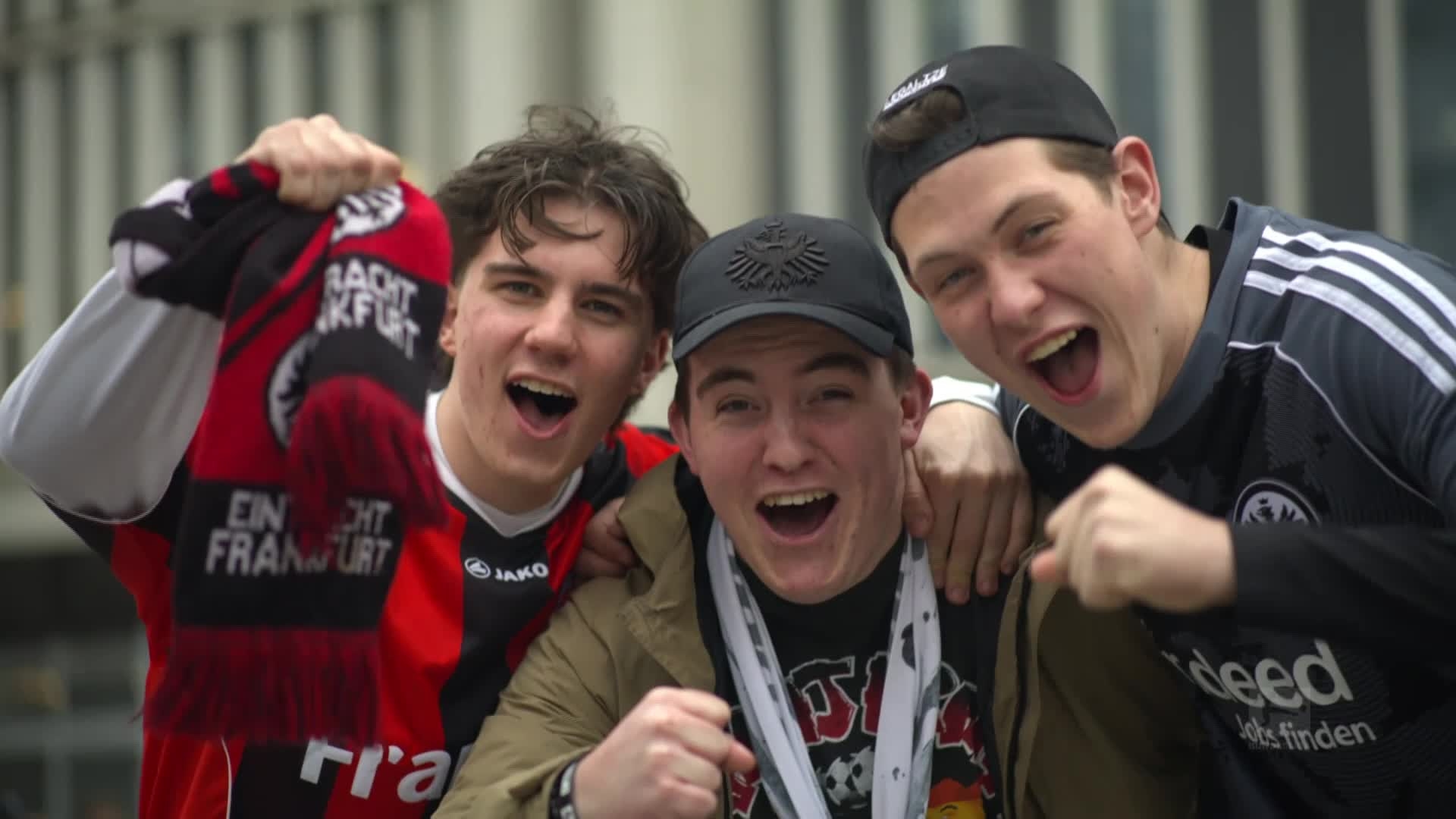 eintracht-frankfurt-fan-colour-shots