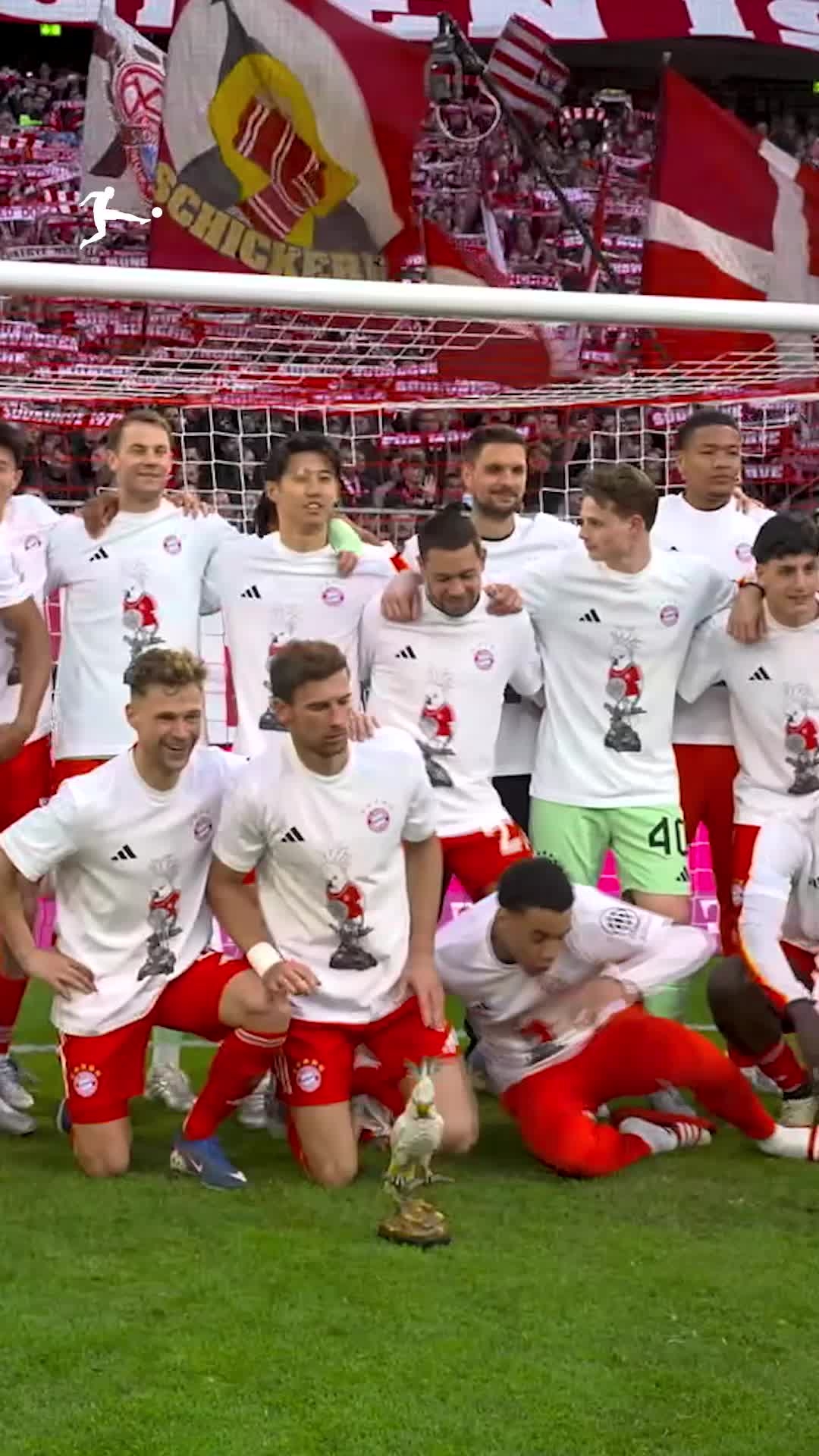 matchday-30-or-leon-goretzka-celebrates-the-meisterschaft-with-his-good-old-cockatoo-friend