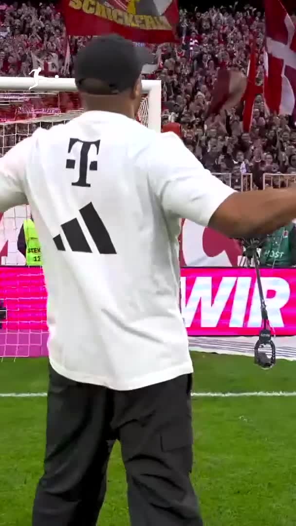 matchday-30-or-meister-coach-kompany-enjoys-his-moment-in-front-of-the-fans