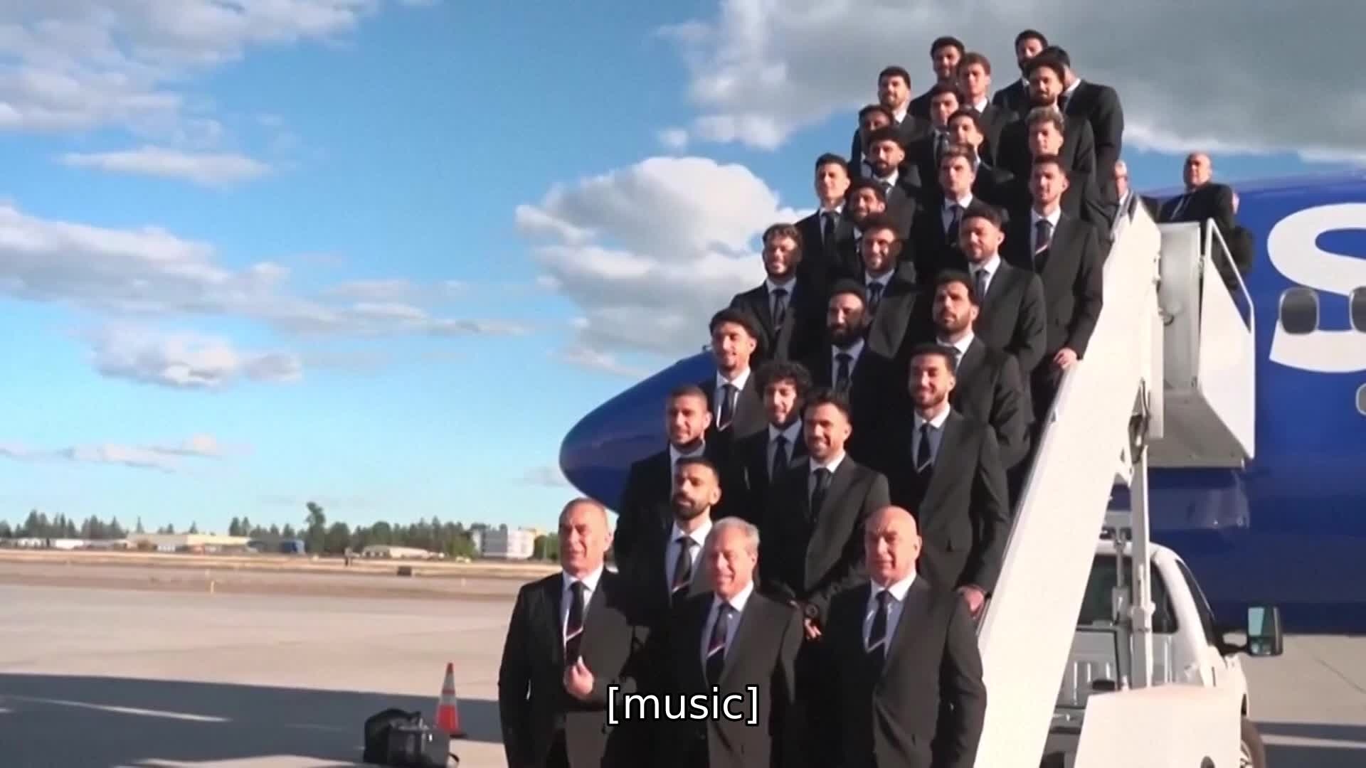 salah-hat-trick-cheeky-and-cappy-mo-ignores-the-coach-and-his-instructions-during-egypts-team-photograph