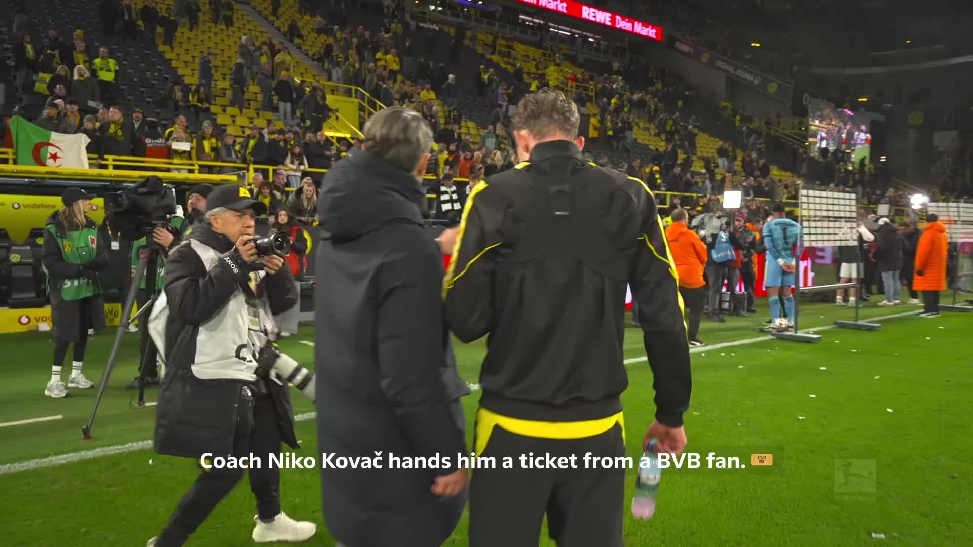 matchday-07-or-darts-fan-maxi-beier-receives-a-very-special-gift-from-a-bvb-fan