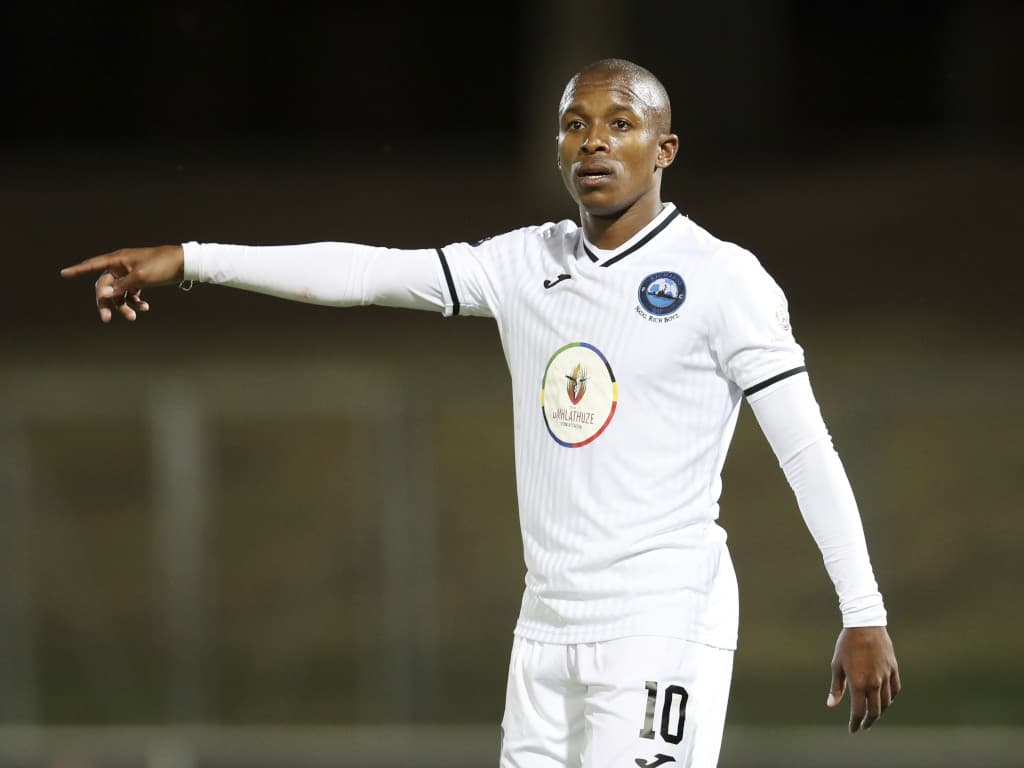 Luvuyo Memela returns to former club Chippa United