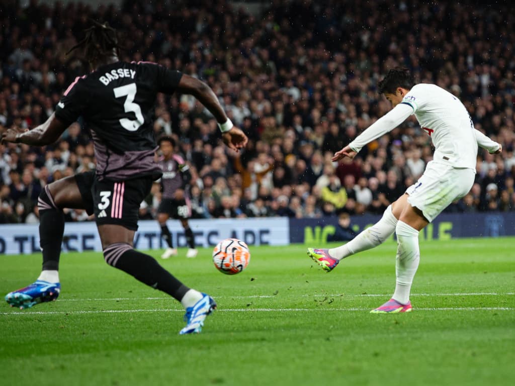 Tottenham beat Fulham to return to the top of the Premier League