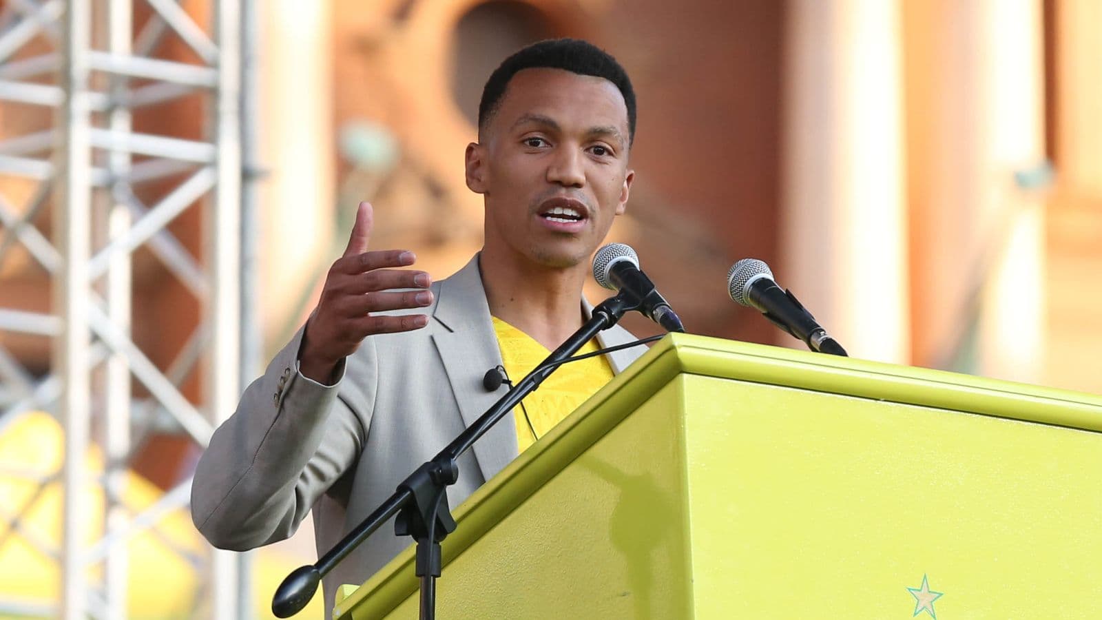 Mamelodi Sundowns boss stands firm behind Miguel Cardoso amid fan pressure