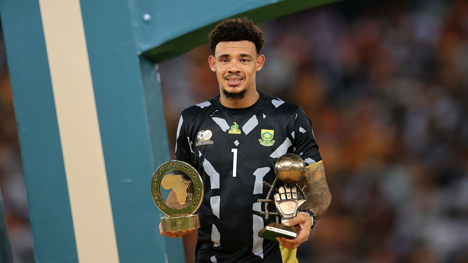 Ronwen Williams accepts Golden Glove on behalf of teammates