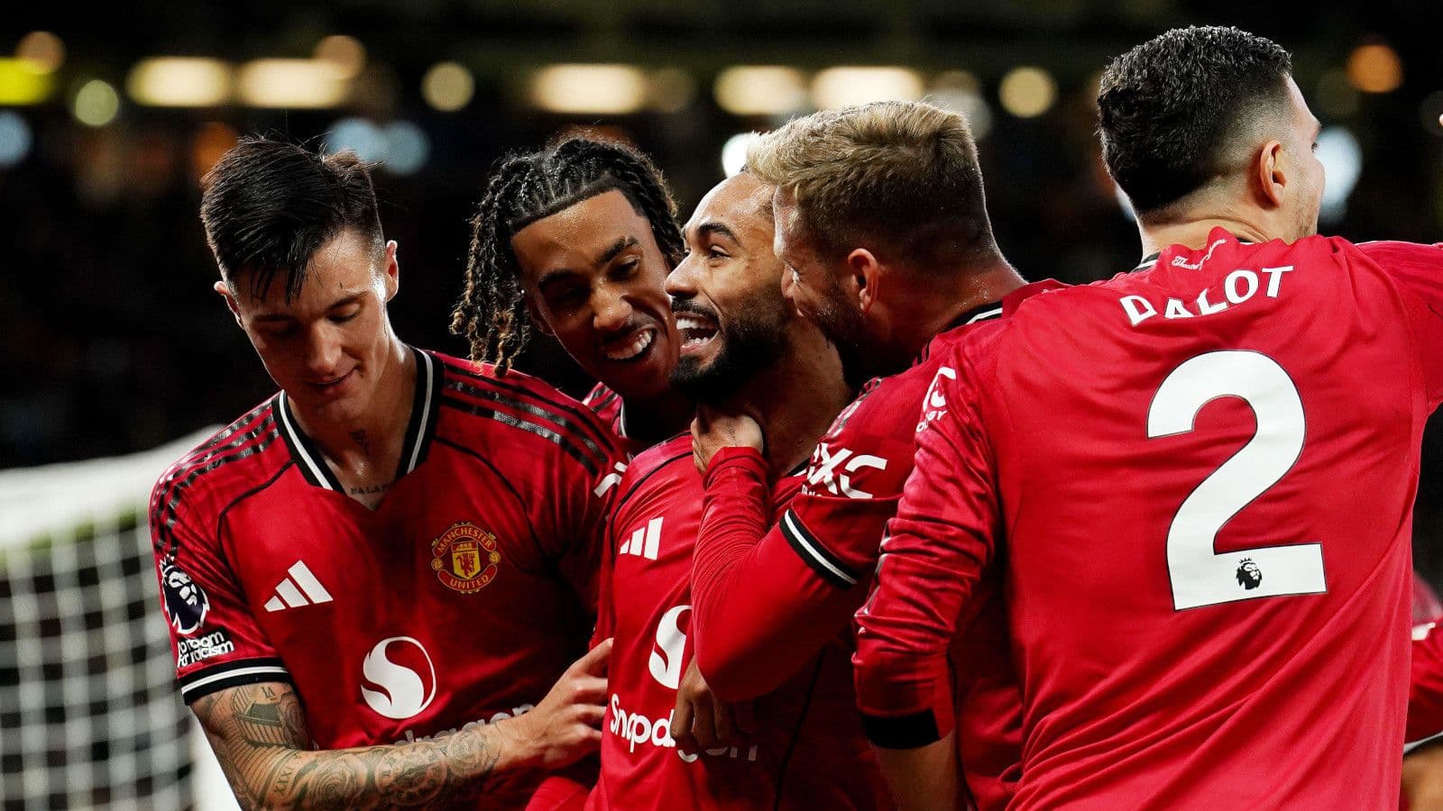 Man United weather Chelsea onslaught to snatch win away from Stamford Bridge