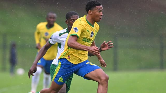 talented-teenage-left-back-thato-sibiya-promoted-to-mamelodi-sundowns-first-team-2