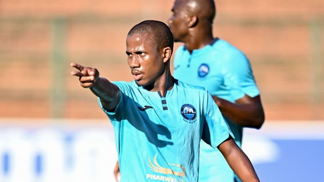 ama-zulu-snap-up-richards-bay-midfielder-langelihle-mhlongo-2