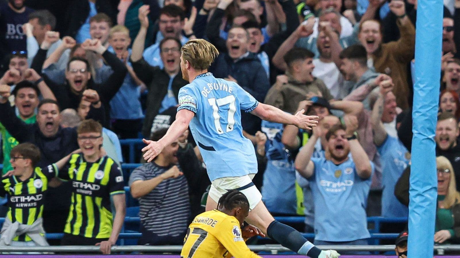 Kevin de Bruyne strike edges Man City past Wolves to keep Champions League push alive