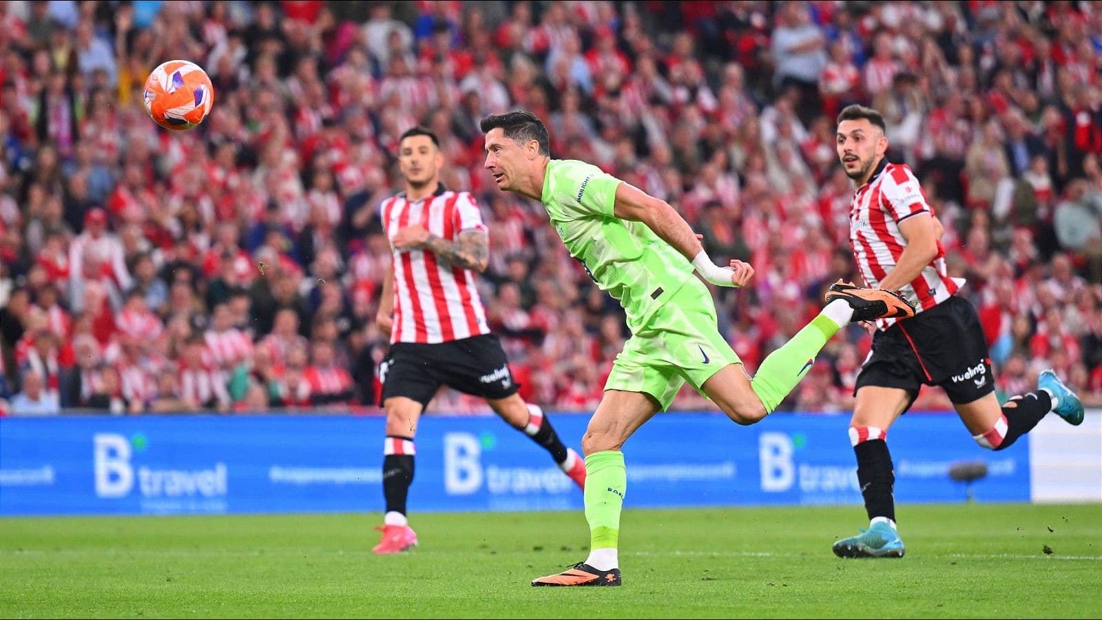 Robert Lewandowski's landmark strike sparks Barcelona's dominant victory