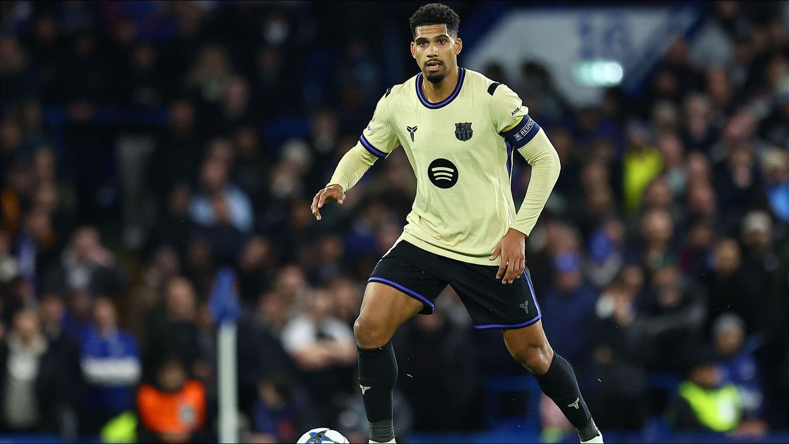 Liverpool sign Ronald Araujo on loan from Barcelona with permanent option
