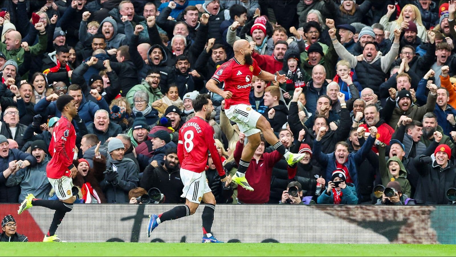 Michael Carrick era at Man Utd starts with thumping win in Manchester derby