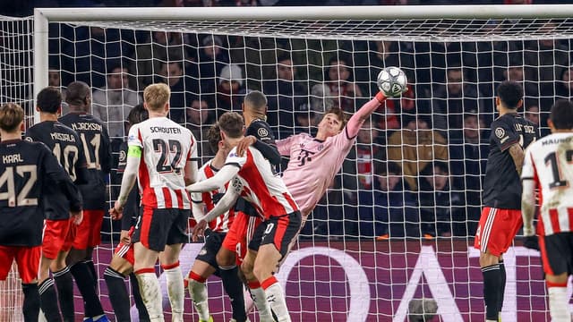 jonas-urbig-praises-bayern-munich-versatility-after-champions-league-win-at-eindoven