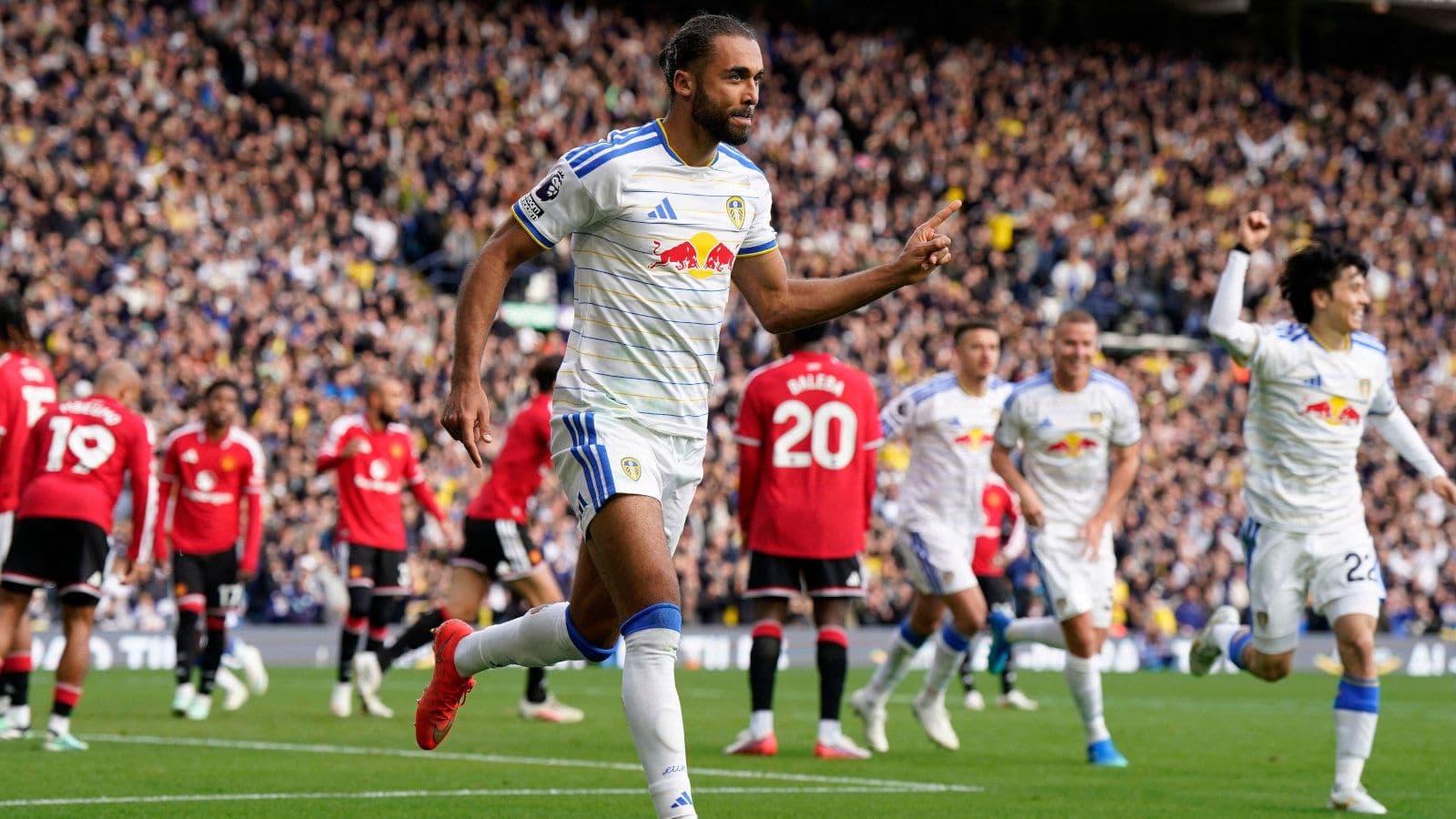 Man United and Leeds share points in physical Roses Derby