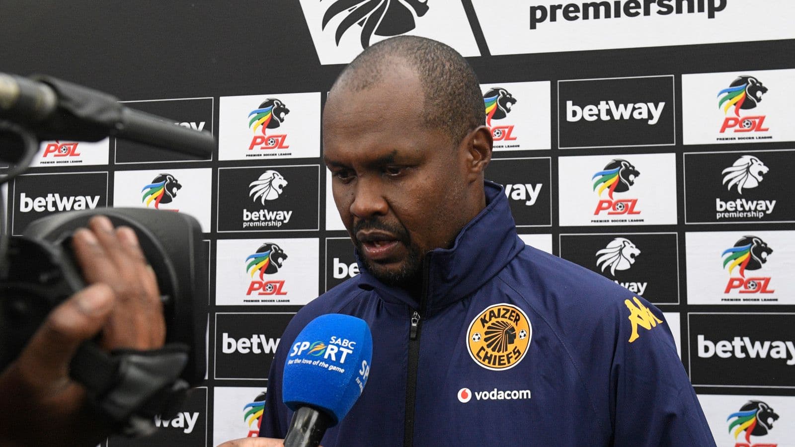 Cedric Kaze calls on Kaizer Chiefs to bounce back from Betway Premiership defeat to Orlando Pirates