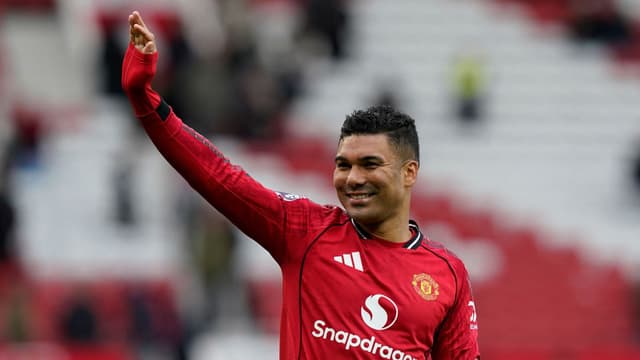 leny-yoro-would-like-to-see-casemiro-and-harry-maguire-stay-at-man-utd-2