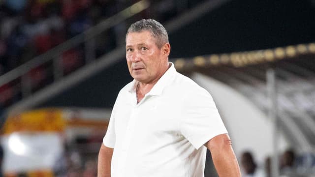 former-stellenbosch-coach-steve-barker-collects-third-monthly-award-at-simba-sc