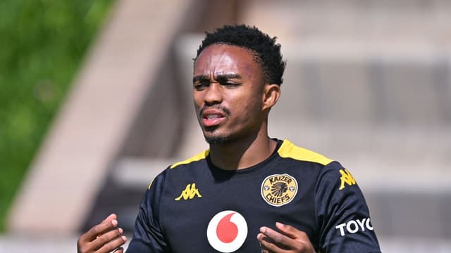 njabulo-blom-and-percy-tau-released-by-thep-xanh-nam-dinh-1