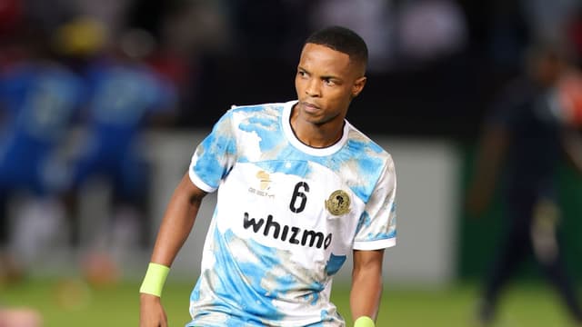 former-orlando-pirates-winger-mahlatsi-makudubela-announces-retirement