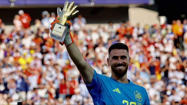 spains-rock-solid-defence-powers-unai-simon-to-fifa-world-cup-golden-glove-award